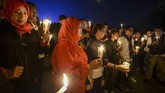 Warga dari berbagai elemen menyalakan lilin saat aksi seribu lilin di Lapangan Gasibu, Bandung, Jawa Barat (13/5) malam. Aksi seribu lilin tersebut sebagai dukungan dan doa bagi korban bom di tiga gereja di Surabaya. (ANTARA FOTO/Raisan Al Farisi)