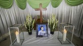 Potret Sri Puji, salah satu korban teror bom di gereja Pantekosta, Surabaya, terpajang di atas peti jenazah mendiang, Surabaya, 14 Mei 2018. (AFP PHOTO / JUNI KRISWANTO)