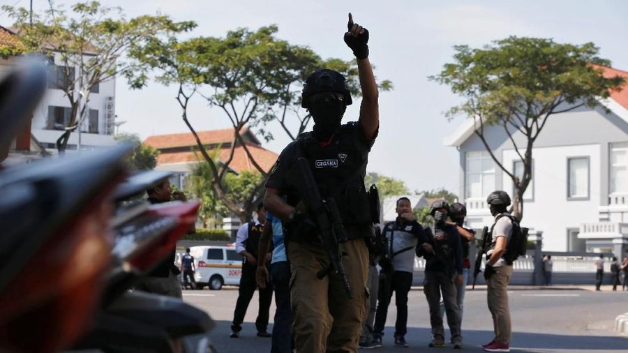 Sebanyak 4 orang terduga teroris berhasil diringkus, namun 4 orang lain melarikan diri.
