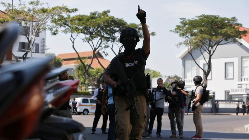 Pasca serangan bom di Surabaya, Jawa Timur Polda Metro Jaya meningkatkan status Siaga 1.