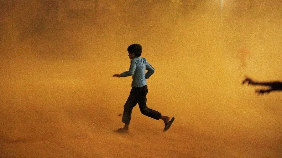 Mobil mewah yang tertimpa akibat pohon yang tumbang dari badai debu di New Delhi, India.