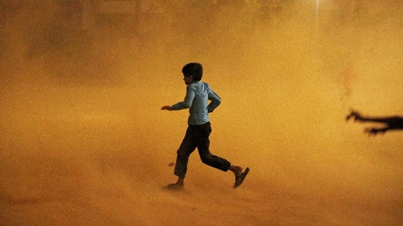 Mobil mewah yang tertimpa akibat pohon yang tumbang dari badai debu di New Delhi, India.