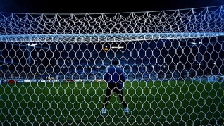Kiper Brasil Main Ponsel Saat Jaga Gawang