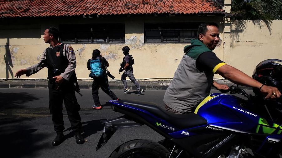 Aksi teror yang terjadi di Riau pada hari ini disebut-sebut mendapat dukungan dana dari salah seorang pegawai BUMN, yakni pegawai PT PLN (Persero).