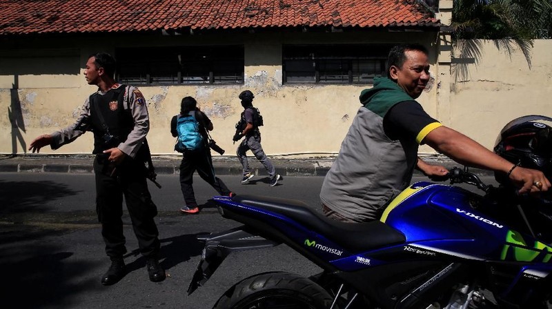 Seorang pembom bunuh diri dengan sepeda motor melukai beberapa polisi di Polrestabes Surabaya pada Senin pagi.