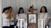 Kerabat dari Martha Djumani, korban rentetan teror bom di Surabaya tak kuasa menahan air mata sebagai tanda kehilangan. (REUTERS/Beawiharta)