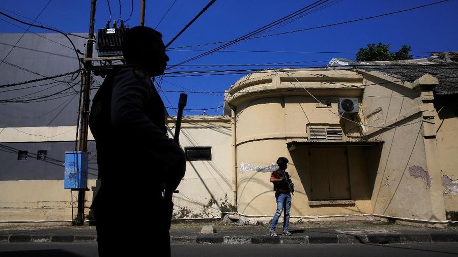 Seorang pembom bunuh diri dengan sepeda motor melukai beberapa polisi di Polrestabes Surabaya pada Senin pagi.