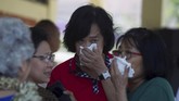 Kerabat dari salah satu korban rentetan teror bom menunggu jenazah keluarganya di luar rumah sakit Bhayangkara, Surabaya, 14 Mei 2018. (REUTERS/Sigit Pamungkas)