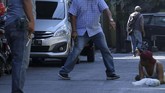 Polisi meminta warga yang dianggap mencurigakan tiarap di Jalan Niaga Samping, setelah terjadi ledakan di Polrestabes Surabaya, Jawa Timur, Senin (14/5). (ANTARA FOTO/Didik Suhartono/foc/18).