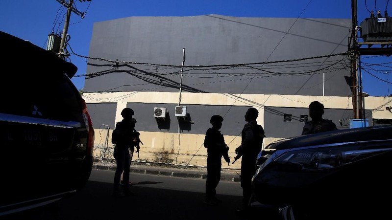 Pasca serangan bom di Surabaya, Jawa Timur Polda Metro Jaya meningkatkan status Siaga 1.