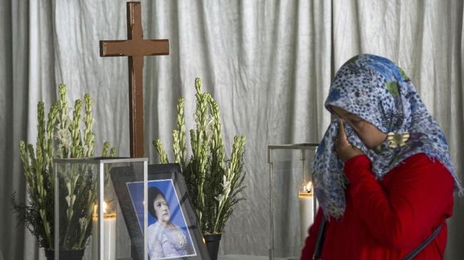 Risma Beri Santunan Kepada Keluarga Korban Bom Surabaya