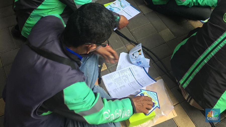 Para Mitra Grab masing-masing mendapat bantuan uang muka sebesar Rp 4 juta dengan angsuran Rp 48.000/hari
