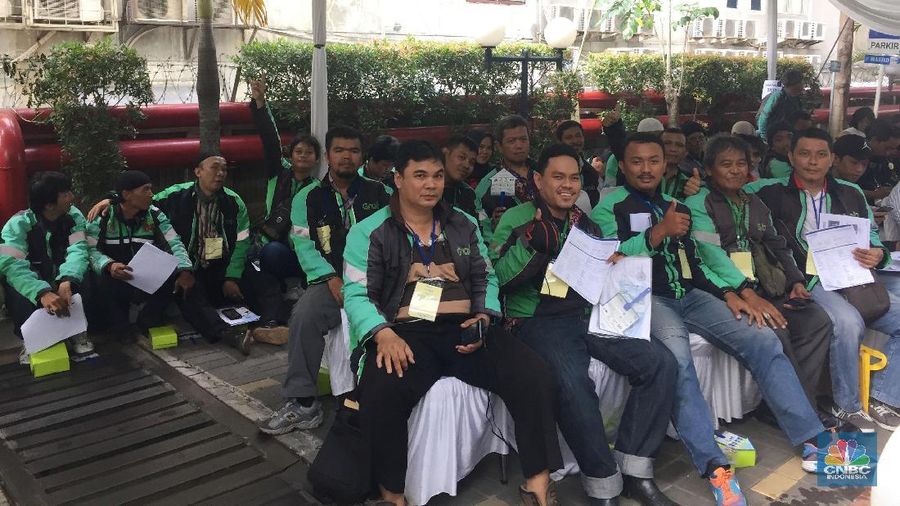 Para Mitra Grab masing-masing mendapat bantuan uang muka sebesar Rp 4 juta dengan angsuran Rp 48.000/hari