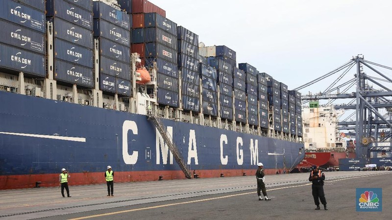 berlabuhnya kapal raksasa dengan rute langsung ke pelabuhan akhir menandakan Indonesia mampu menjadi poros maritime dunia.