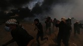Pemandangan yang kontras tampak di Gaza, wilayah kekuasaan Hamas yang diblokade Israel, merespons pemindahan tersebut. (REUTERS/Ibraheem Abu Mustafa)
