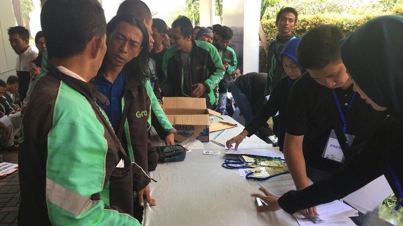 Para Mitra Grab masing-masing mendapat bantuan uang muka sebesar Rp 4 juta dengan angsuran Rp 48.000/hari