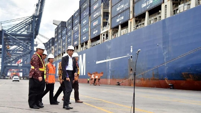 berlabuhnya kapal raksasa dengan rute langsung ke pelabuhan akhir menandakan Indonesia mampu menjadi poros maritime dunia.