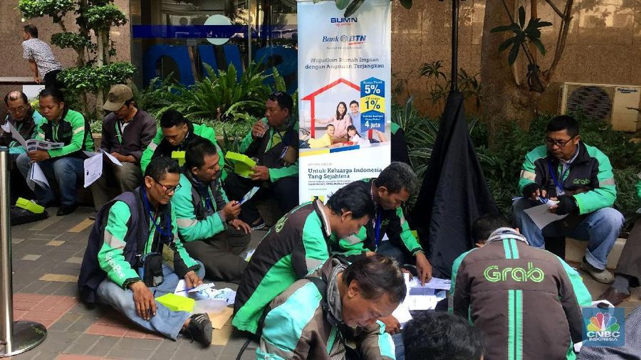 Kementerian Perhubungan mengadakan uji publik mengenai Rancangan Peraturan Menteri Perhubungan tentang Ojek Online.