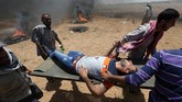 Akibatnya, lebih dari 50 warga Palestina tewas dan banyak lainnya luka-luka, sementara tak ada korban jatuh dari pihak Israel. (REUTERS/Ibraheem Abu Mustafa)