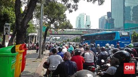 Masuk Polda Metro Jaya Diperketat, Antrean Mengular ke Jalan