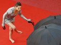Protes Larangan 'No Flats', Kristen Stewart Nyeker di Cannes
