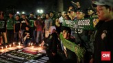 Para Bonek berbelasungkawa terhadap korban teror bom di Surabaya. Terjadi lima ledakan bom di Surabaya dan Sidoarjo sepanjang Minggu (13/5) dan Senin (14/5). (CNN Indonesia/Andry Novelino)
