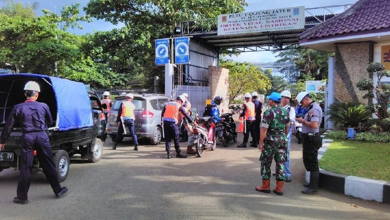 Teknis pengamanan dilakukan seperti pemeriksaan barang bawaan terhadap pekerja yang akan masuk kerja.