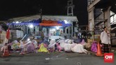 Sejumlah warga menunaikan salat Tarawih pertama di kawasan Pasar Gembrong, Jakarta, Rabu (16/5). Pemerintah telah menetapkan 1 Ramadan 1439 Hijriah jatuh pada esok hari, Kamis (17/5). (CNN Indonesia/Adhi Wicaksono)