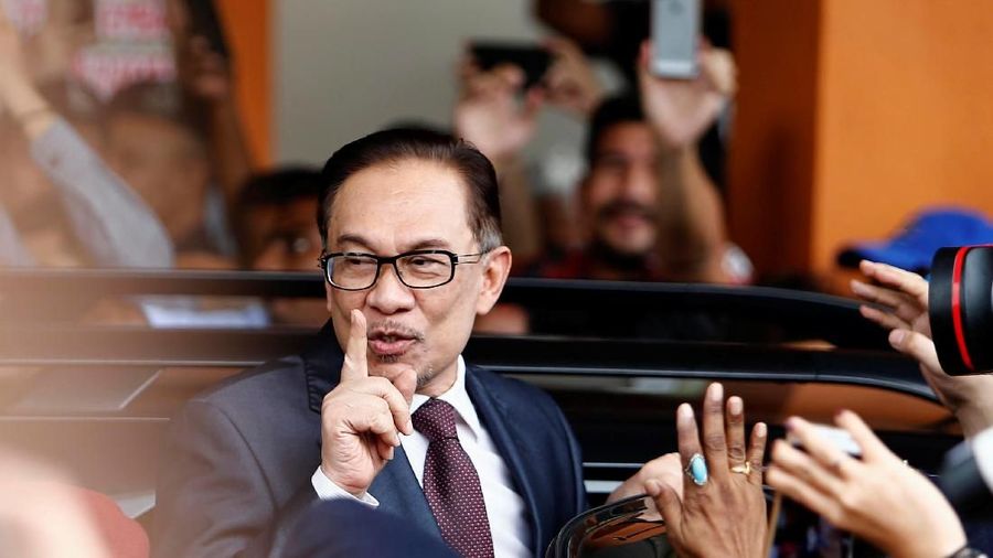 Politisi Malaysia Anwar Ibrahim, akan segera diperiksa polisi atas tuduhan pelecehan seksual terhadap mantan ajudannya.
