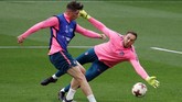 Striker Atletico Madrid Fernando Torres mengasah ketajaman di sesi latihan dengan mencoba membobol kiper Jan Oblak. (REUTERS/Christian Hartmann)