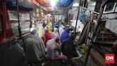 Salat sunah di setiap malam pada bulan Ramadan selepas salat isya, tarawih dapat dilakukan sendiri atau secara berjamaah di masjid. (CNN Indonesia/Adhi Wicaksono)