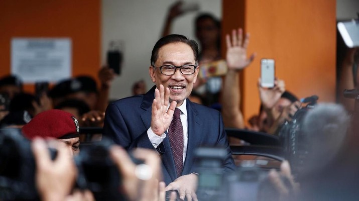 anwar ibrahim Malaysian politician Anwar Ibrahim waves as he leaves a hospital where he is receiving treatment, ahead of an audience with Malaysia's King Sultan Muhammad V, in Kuala Lumpur, Malaysia May 16, 2018. REUTERS/Lai Seng Sin