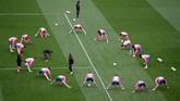 Para pemain Los Colchoneros melakukan pemanasan mengawali latihan di Stadion Groupama, Selasa (15/5) waktu setempat. Atletico berasa tampil tandang menghadapi Marseille di Perancis. (REUTERS/Vincent Kessler)