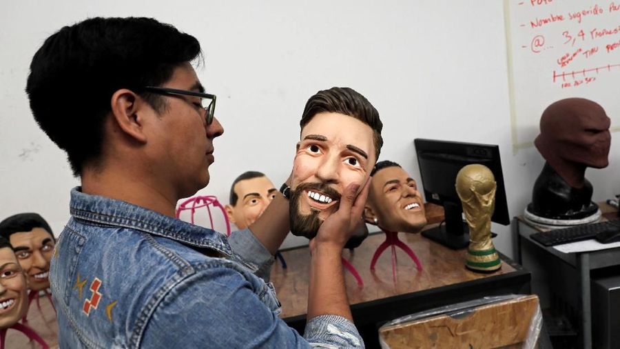Jelang piala dunia 2018, banyak permintaan pemesanan topeng yang menyerupai pemain bola terkenal dari tim raksasa dunia.