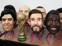Melihat Pembuatan Topeng Wajah Bintang Sepak Bola Dunia