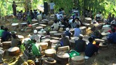 Di Temanggung, Jawa Tengah warga berkumpul membawa Tenong berisi aneka makanan di komplek makam desa untuk tradisi Nyadran Pepunden. Petani melakukannya untuk mengirim doa kepada leluhur sekaligus permohonan kepada Tuhan agar diberi kemakmuran dan kesejahteraan. (ANTARA FOTO/Anis Efizudin)