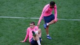 Penyerang Atletico Madrid Antoine Griezmann, berusaha rileks pada sesi latihan jelang pertandingan. Sebagai pemain asal Perancis, Griezmann belum pernah merumput di klub negaranya dalam karier profesional. (REUTERS/Vincent Kessler)