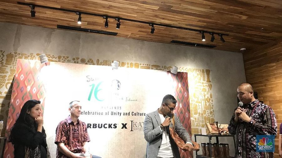 Didiet Maulana terus mempromosikan kain nusantara. Mulai dari merancang baju renang bermotif tenun, hingga memberikan sentuhan tenun lokal di kedai kopi global.