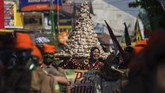 Selain warga yang mengenakan berbagai kostum, ada pula sekelompok orang dengan busana tradisional yang membawa gunungan berupa setumpuk nasi bungkus yang akan dimakan bersama. (ANTARA FOTO/Andreas Fitri Atmoko)