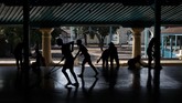 Keraton Surakarta tidak punya tradisi khusus. Namun, mereka biasa membersihkan serambi Masjid Agung Keraton Kasunanan Surakarta dalam rangka menyambut Ramadan. Itu juga bertujuan memberikan rasa nyaman bagi jamaah saat menjalan ibadah. (ANTARA FOTO/Mohammad Ayudha)