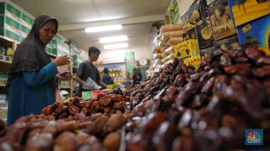 Memasuki Ramadan, harga kurma mulai merangkak naik. Buah favorit untuk dikudap saat berbuka puasa ini dijual mulai harga Rp 60 ribu hingga Rp 100 ribu per kilo.