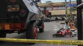 Saat berusaha kabur, teroris tersebut menabrak seorang anggota Polda Riau, Inspektur Dua Auzar hingga tewas. Mobil juga sempat menyerempet wartawan yang ada di Polda Riau. (ANTARA FOTO/Rony Muharrman/kye/18)