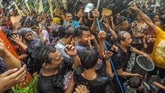 Di kampung yang berbeda, namun masih di kota yang sama, ada Festival Gebyuran Bustaman. Warga saling mengguyur dan melempar plastik berisi air warna-warni pada Minggu (13/5). Festival perang air itu juga simbol ritual penyucian diri dalam menyambut Ramadan. (ANTARA FOTO/Aji Styawan)