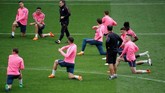 Para penggawa Atletico Madrid tetap fokus menjalani latihan jelang menghadapi Marseille. Los Rojiblancos memiliki rekor buruk melawan klub-klub asal Prancis sejak 1961. (REUTERS/Christian Hartmann)