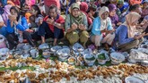 Masih di Semarang, dikenal pula tradisi Sadranan. Itu bahkan sudah dilakukan sejak akhir bulan lalu. Warga membersihkan mata air, lalu berdoa dan makan bersama sebagai ungkapan syukur kepada Tuhan atas limpahan rezeki sekaligus simbol penyucian desa. (ANTARA FOTO/Aji Styawan)