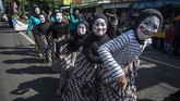 Yogyakarta diramaikan kirab budaya. Kirab grebeg takjil diramaikan warga, Minggu (13/5). Selain menyambut Ramadan, itu juga penanda dibukanya Pasar Ramadhan Nitikan. (ANTARA FOTO/Andreas Fitri Atmoko)