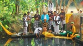 Masyarakat Magelang menyucikan lahir batin untuk menyambut Ramadan dengan air suci. Air itu diambil oleh sesepuh desa menggunakan kendi di Sendang Dawung saat tradisi Bajong Banyu, Minggu (13/5). Selain simbol penyucian, itu juga tanda suka cita jelang Ramadan. (ANTARA FOTO/Anis Efizudin)