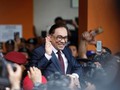 Tiba di Rumah, Anwar Disambut Pekik Reformasi Warga