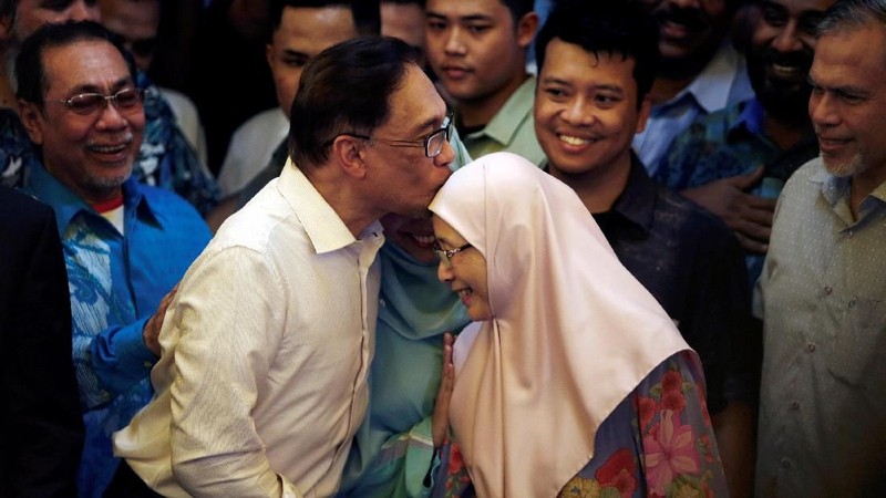 Mantan tahanan politik itu sendiri dirawat di rumah sakit untuk menjalani pemulihan dari operasi bahu.