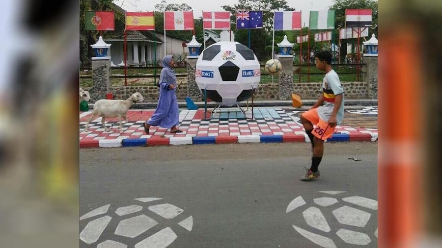 Jelang pagelaran sepakbola terbesar Piala Dunia 2018, Demam Piala Dunia 2018 menyebar dan menular ke pelosok Indonesia.